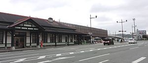 左側為熊本市交通局的上熊本站前站，中央為JR九州的上熊本站，右側遠處為熊本電氣鐵道的上熊本站