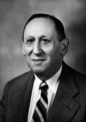 Photo noir et blanc d'un homme en costume et cravate.