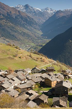 Blick von Levron (vorne) in das Val de Bagnes