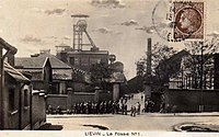 Vue de la fosse n° 1 - 1 bis - 1 ter des mines de Liévin dans les années 1930. Le plus haut chevalement a été conservé et inscrit aux monuments historiques le 25 novembre 2009.