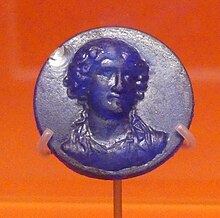 Médaillon d'une phalère avec le portrait d'Agrippine en pâte de verre bleue cobalt.