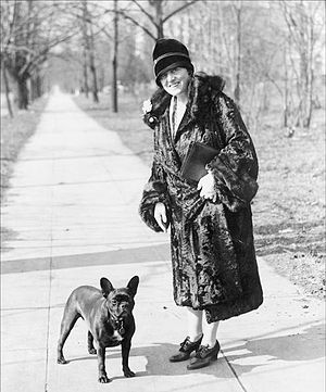 English: Mary Roberts Rinehart with french bulldog