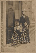 Un instituteur, des enfants et des stoetbooms à Spijk en 1929