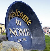Gold Pan, Anvil City Square. Lo signe se legís: "Benvengut a Nome, incorporada 1901"