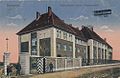 Ehemalige Fliegerstation auf der Vahrenwalder Heide mit einmontiertem Doppeldecker; Lichtdruck; kolorierte Ansichtskarte Nr. 665 der Norddeutschen Papier-Industrie, um 1914