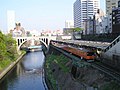 右側はJRの駅、左側（地下）は東京メトロの駅（2005年4月）