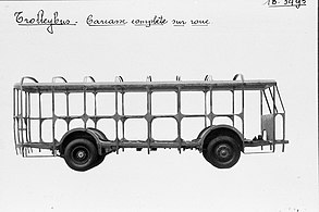 Ossature de caisse soudée sur châssis FN d'un trolleybus TB I.