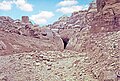 Barrage ancien en amont du Siq avec entrée du tunnel, vers 1900.