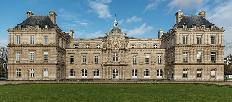 Южный фасад Люксембургского дворца в Париже — резиденции Сената Франции