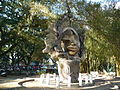 Monumento al Sol en el parque.