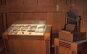 Die gefundenen Einzelteile der Orgel von Aquincum (links) und eine spielbare moderne Rekonstruktion (rechts)