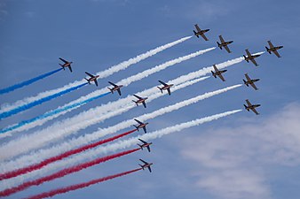 Passage exceptionnel de 15 appareils : la Breitling Jet Team accompagnée de la Patrouille de France au meeting de France 2019.