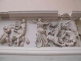 Phébé et Astéria, détail de frise de la Gigantomachie du Grand Autel de Pergame, IIe siècle av. J.-C., musée de Pergame (Berlin)