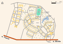 Carte à encre noire sur fond vert représentant une sorte de pentagone. Au centre, un grand parc ; le Sud a une route bordée d'arbres. Les bâtiments sont presque tous identiques et longent des rues incurvées. Un étang est à l'Est, ainsi que des forêts dans la partie Sud du village olympique. Une grande arche marque l'entrée du village au Nord. Au Nord-Est, on voit une piste d'athlétisme.