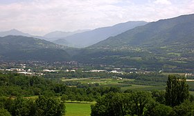Vue de Pontcharra depuis Barraux à l'ouest avec la sortie des gorges du Bréda dans les montagnes derrière la ville.