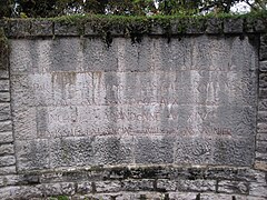 Inscriptions à l'entrée du site historique du puits-salé : « Exploité par les hommes de l'âge de la pierre polie, par les Celtes, Gaulois et les Gallo-romains, ayant connu son apogée au XIIe siècle, incendié et abandonné au XIVe siècle, le puits-salé est à l'origine de la ville de Lons-le-Saunier ».