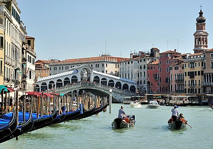 Gôndolas na Ponte de Rialto, Veneza, Itália. (definição 3 592 × 2 512)