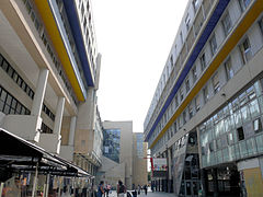 La place du Caquet et le Centre administratif municipal.