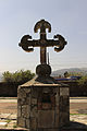 Cruz de piedra en la plaza de la iglesia