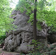 Otwór po prawej stronie podstawy Skały na Studni