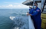 L'astronauta capo della NASA Pat Forrester, a sinistra, e l'astronauta della NASA e il capo di recupero dell'equipaggio Shane Kimbrough, insieme ad altri team di supporto della NASA e SpaceX a bordo della nave di recupero SpaceX GO Navigator, si preparano all'atterraggio della navicella spaziale SpaceX Crew Dragon Endeavour.
