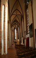 In St. Nikolai (Spandau) setzen sich die Seitenschiffe in den Umgangschor fort.