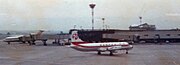 YS-11(右)、B727(左)（大阪国際空港、1971）