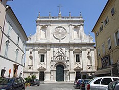 Façade de la Basilique San Nicola à Tolentino