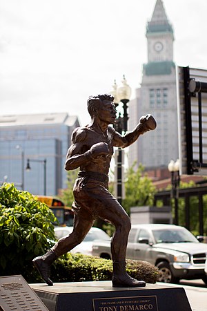 Статуя Тони ДеМарко, Бостон.jpg