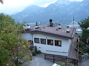 Das Rifugio Bindesi mit dem Etschtal und dem Monte Bondone im Hintergrund