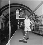 Een perron van de Piccadilly Line in 1942, met langs de perronwand ligplaatsen voor schuilende burgers.