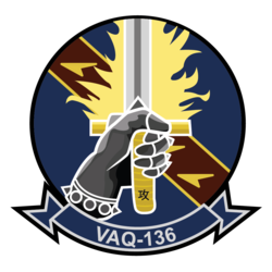 Логотип VAQ-136 Gauntlets