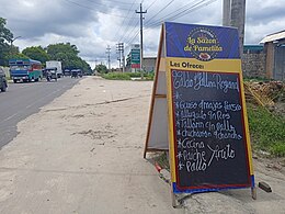 Venta de menú al paso en la ruta departamental LO-103 en el departamento de Loreto, en donde ofrecen el plato del guiso de majas, 2023.