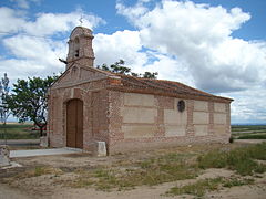 Vista lateral del humilladero, con su óculo en mitad del muro, que da luz al interior