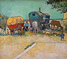 Peinture figurant deux roulottes et une charrette de foin installées dans un champ avec un groupe d'individus et trois chevaux, avec ciel turquoise.