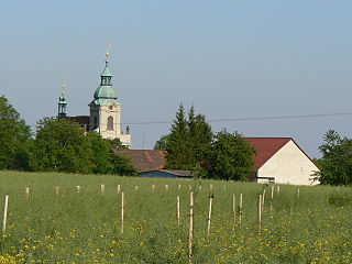 Pohled na věž kostela sv. Václava ve Vysoké