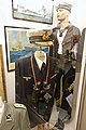 海軍将校の通常勤務服（手前）と水兵服の上に着る水兵正式制服（後ろ）