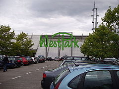 Parkplatz vor dem Gebäude mit Westpark-Schriftzug (2006)