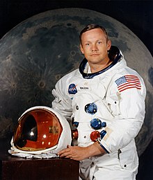 Potret Neil Armstrong, Juli 1969, mengenakan pakaian luar angkasa tanpa helm
