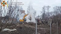 Evacuatiepogingen bij het verwoeste gebouw in Veretenivka