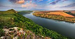 Геологічна пам'ятка природи «Шишкові горби» на березі річки Дністер. Автор фото: Sergnester (CC BY-SA 4.0)