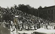 Publikum på Nisseberget ser på barnetoget opp Slottsbakken 17. mai 1906. Foto: Nasjonalbibliotekets bildesamling