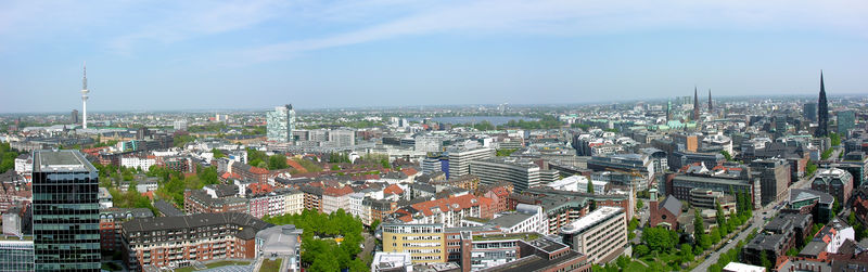 Widok z platformy widokowej na centrum Hamburga. Z prawej strony wieże kościołów: św. Piotra, św. Jakuba i św. Mikołaja.