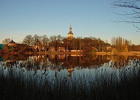 Vue d'ensemble de l'abbaye de Parc dans son écrin de verdure.