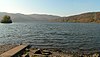 Blick über den Affolderner See westwärts zum Peterskopf (mittig); mit Eulen- und Jürgenkopf (links) und Blauem Kopf (rechts)