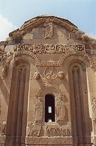 Reliefs an der Ostfassade der Kirche.