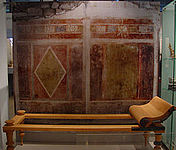 Τοιχογραφία από οικία των Ελληνιστικών χρόνων, που φυλάσσεται στο Αρχαιολογικό Μουσείο Αμφίπολης