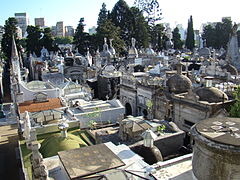 Vista del cementerio de Recoleta que se contempla desde el claustro.