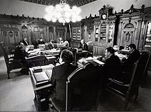 Before a meeting, 1987 Bundesrat (Schweiz) im Sitzungszimmer.jpg