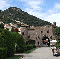 L'entrée du château dominée par le mont San-Peyre.
